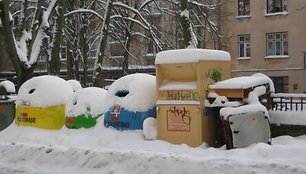 Kai kurie konteineriai, nuvalius gatves, atsidūrė už pusnių.