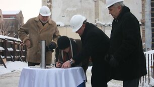 Ceremonijos dalyviai pasira&scaron;ė trijuose lai&scaron;ko ateities klaipėdiečiui egzemplioriuose.
