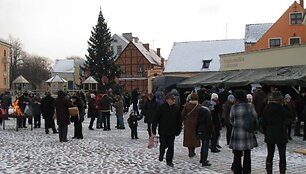 2009 m. vykusio tradicinio Kalėdinis Klaipėdos miesto žmonių susibūrimo teatro aik&scaron;tėje akimirka.