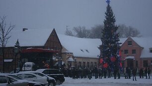 Klaipėdiečiai Kalėdų dieną traukė į Teatro aik&scaron;tę.