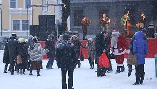 Klaipėdiečiai Kalėdų dieną traukė į Teatro aik&scaron;tę.