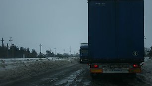 Važiuojant į Tarptautinę jūrų perkėlą Kairių gatvėje stinga vietos prasilenkti, kelias duobėtas.