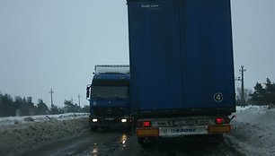 Važiuojant į Tarptautinę jūrų perkėlą Kairių gatvėje stinga vietos prasilenkti, kelias duobėtas.