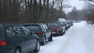 Šeštadienį nusidriekė ilga žvejų automobilių eilė.