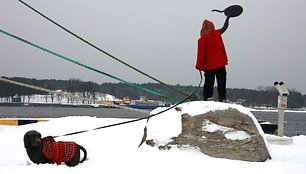 Kalėdų proga specialiu kostiumu pasipuošęs berniukas su šuneliu paskutinykart mojo sausio 6 d.