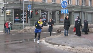 Liepų gatvėje fini&scaron;uojantys bėgikai. 