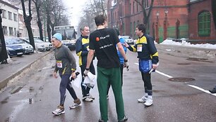 Varžybų dalyviai atgauna kvapą. 