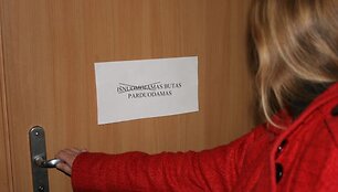 Konfliktas tarp nuomininkės ir nuomotojo kilo tada, kai buto savininkas, priėmęs gyventi nuomininkę, butą nusprendė parduoti.  