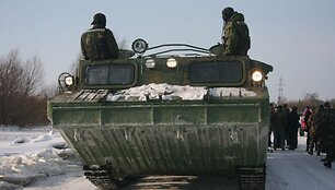 Rusnės gyventojai kari&scaron;kių amfibija keliami dukart per dieną: ryte ir vakare. 