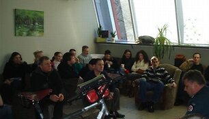 Kelių policijos pareigūnai dviratininkams ai&scaron;kino apie saugų eismą.