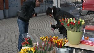 &Scaron;ventinė prekyba džiugino prekeivius: gėles nuo prekystalių &scaron;luote &scaron;lavė.