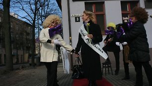 Nedradicine akcija moteris pamalonino improvizacijų teatro aktoriai. 