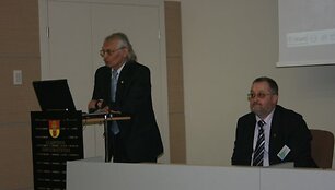 Studijas Klaipėdos universitete pristatė rektorius prof.habil.dr. Vladas Žulkus (kairėje) bei Studijų prorektorius prof. Vaidutis Laurėnas.