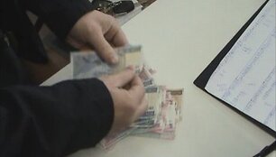Už kovą ir balandį siuvyklos darbuotojams i&scaron; viso buvo i&scaron;mokėta apie 13,5 tūkst. litų, i&scaron; kurių oficialus atlyginimas sudarė tik apie trečdalį visos sumos.