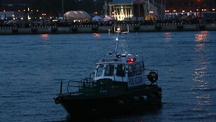 Laivų eismą saugojo vandens policija. 