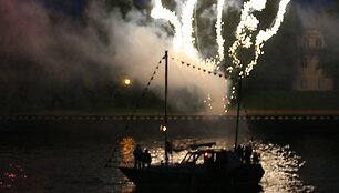 Parado dalyviai nesibaimino i&scaron; arti stebėti paleidžiamų fejerverkų. 