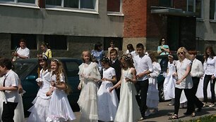 Būsimos bažnyčios &scaron;ventinimo apeigų metu pirmąją komuniją priėmė 240 vaikų.