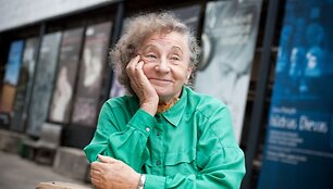 R.Varnaitė džiaugiasi, kad spektaklis &bdquo;Amerika pirtyje&ldquo; vis dar patinka žiūrovams &ndash; Kauno valstybiniame dramos teatre jis rodomas beveik keturis de&scaron;imtmečius.