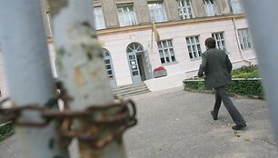 Mstislavo Dobužinskio vidurinėje mokykloje pasivaik&scaron;čiojome be jokių kliūčių &ndash; į mokyklos teritoriją patekome pro pravirus vartelius, o viduje į mus niekas nekreipė dėmesio.