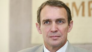 A.Juozaitis primena Lietuvoje mėgstamą pasakymą &ndash; &bdquo;kieno vežime važiuoji, to giesmę ir giedi&ldquo;.