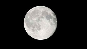 Aplink Žemę elipsine orbita skriejančio, todėl nevienodu atstumu nuo jos būnančio Mėnulio paviršiuje yra daug kraterių, kurių plika akimi nepamatysi.
