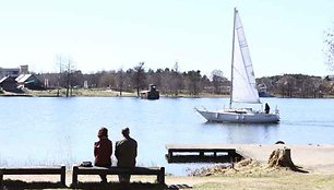 Kol kas prie vandens – vienas kitas. Tačiau netrukus Trakai tikisi sulaukti daugiau turistų ir poilsiautojų.