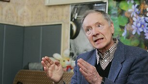 Romualdas Rakauskas pasakoja jaunystėje buvęs spaudžiamas &bdquo;surimtėti&ldquo; &ndash; nuo poetizmų pereiti prie &bdquo;kažko rimtesnio&ldquo;.