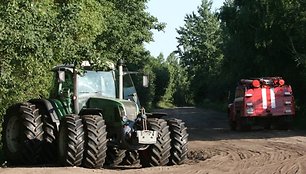 Gesinti gaisro į Traksėdžių durpyną atgabenta įvairi technika iš visos apskrities.