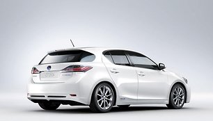 „Lexus CT 200h“ – nutaikytas į „Audi A3“