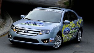 &bdquo;Ford Fusion Hybrid&ldquo; vienu baku įveikė 2313 km