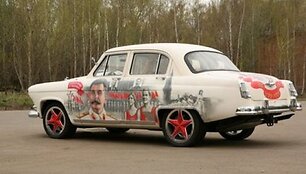 &bdquo;Volga GAZ-21&ldquo; su &bdquo;Porsche Cayenne Turbo&ldquo; varikliu