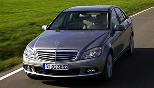 Pristatytas „Mercedes-Benz C 350 CGI BlueEFFICIENCY“