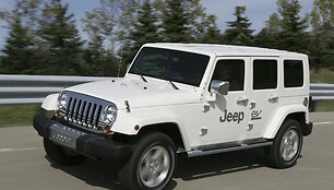 &bdquo;Chrysler&ldquo; pristatė tris elektra varomus automobilius