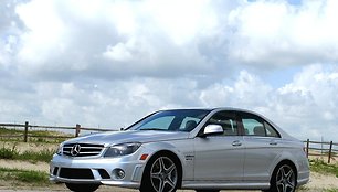 „Renntech Mercedes-Benz C63 AMG” – stilingas ir galingas