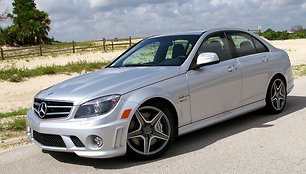 „Renntech Mercedes-Benz C63 AMG” – stilingas ir galingas