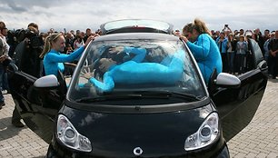 13 gimnasčių sutilpo į „Smart ForTwo“