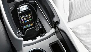 &bdquo;Mercedes-Benz&rdquo; pasiūlys &bdquo;Apple iPhone&rdquo; jungtį