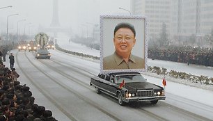 Šiaurės Korėjos lyderio Kim Jong Ilo portretas ant automobilio