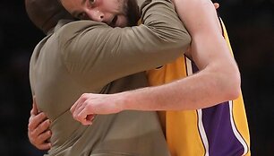 Los Andželo &bdquo;Lakers&ldquo; treneris Mike'as Brownas ir Joshas McRobertsas