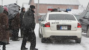 Policijos automobilis prie Kedžių namų