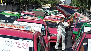 Taksi vairuotojas su Tailando vėliava