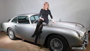 &Scaron;vedų aktorė Britt Ekland prie &bdquo;Aston Martin DB5&ldquo;, kuris buvo naudojamas 1964 m. Džeimso Bondo filme &bdquo;Auksapir&scaron;tis&ldquo;