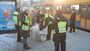 Viešojo transporto kontrolieriai vaišino vilniečius nemokama karšta arbata.