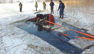 Traukiamas i&scaron; vandens &bdquo;VW Golf&ldquo; automobilis