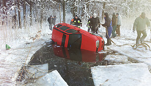 Traukiamas i&scaron; vandens &bdquo;VW Golf&ldquo; automobilis
