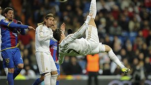 Cristiano Ronaldo smūgis per save