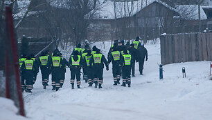 Policininkai eina į Kirtimų taborą.