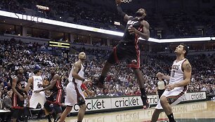 LeBronas Jamesas (centre)