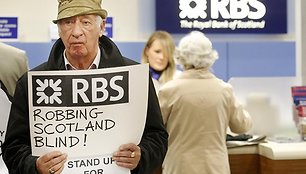 Protestuojantis vyras „Royal Bank of Scotland“ banke