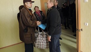 Vladimiras Putinas sveikina naujo buto gyventojus.